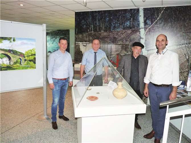 v.links: Marcus Fronert (Beigeordneter), VG-Bürgermeister Johannes Bell, Heimatlforscher Gerd Otto und Ortsbürgermeister Christof Bürger im Foyer des Rathauses.Foto: FRE