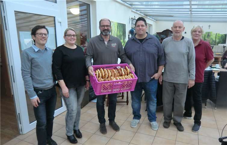 (v.li.n.re.) Einrichtungsleiter Thomas Schuler, die erste Beigeordnete Jennifer Reski, Bürgermeister Peter Moskopp, der zweite Beigeordnete Dominik Moskopp, Ehrenamtler Willibald Görg und die Betreuungskraft Anja Urbisch verteilten die Backwaren. Foto: privat