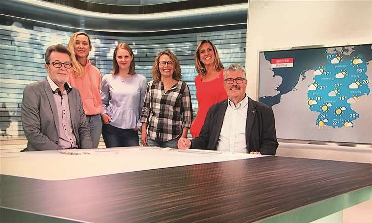 (v.li.n.re.) Helmut Koll, Marie Lindner und Irma Brünker (make/c), Andrea Roberts, ntv- Moderatorin Gesa Eberl und Stadtbürgermeister HP Ammel anlässlich der Dreharbeiten im ntv-Studio Köln. Foto: Lava Dome