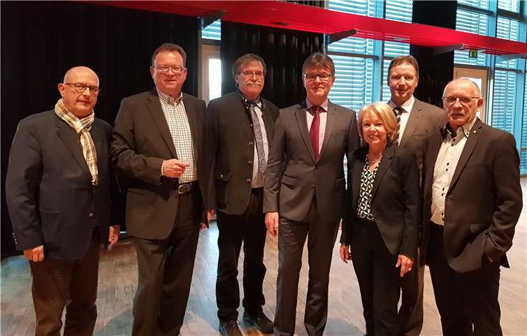(v.li.n.re.) Michael Kessler (Bürgermeister der Stadt Bendorf), Georg Moesta (Vorsitzender der CDU-Kreistagsfraktion), Klaus Bell (Sprecher der Fraktion im Fachausschuss), Burkhard Nauroth (Erster Kreisbeigeordneter), Hannelore Knabe (Kreistagsmitglied), Horst Hohn (Geschäftsführer der CDU-Kreistagsfraktion) und Ernst Einig (Kreistagsmitglied) bei der Verleihung des Umweltpreises in Polch. Foto: privat
