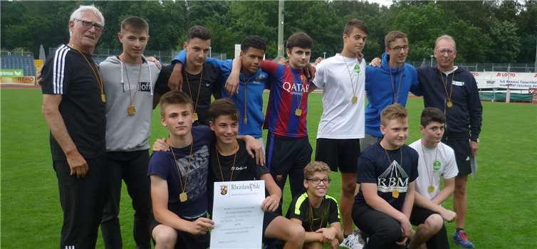 (v.li.stehend) Trainer Peter Reif, Daniel Keller, Celik Pala, Nathanael Zambo,Shefqet Ramadani, Maurice Leufgen, Leon Herbel und Realschullehrer Harald Reif.(v.li.kniend) Florian Kessel, Luca Ihrlich, Leon Kuppert, Lukas Schui und Rene Rünz.Privat