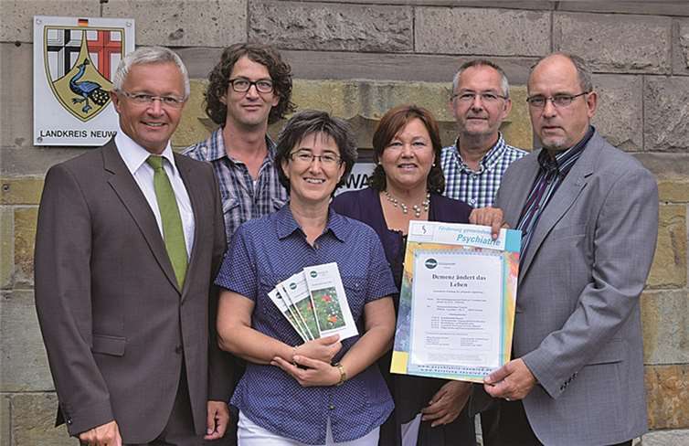 (v.l.n.r.) 1. Kreisbeigeordneter Achim Hallerbach, Jens Arbeiter und Angela Kurtscheid vom Pflegestützpunkt Neuwied 1 sowie Anke Speth und Achim Krokowski vom Pflegestützpunkt Neuwied 2 sowie Psychiatriekoordinator Dr. Ulrich Kettler.Privat