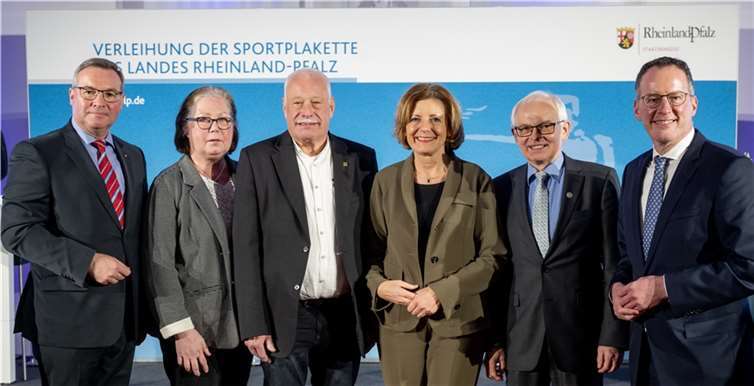v.l.n.r.: 1. Kreisbeigeordneter Horst Gies, Martha Sesterheim, Dieter Sesterheim, Ministerpräsidentin Malu Dreyer, Udo Seifen, Innen- und Sportminister Michael Ebling.  Copyright: Torsten Silz