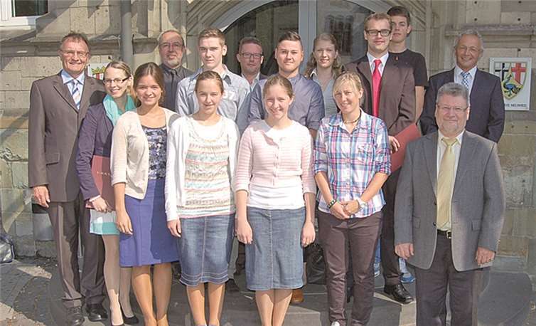 (v.l.n.r.) 1. Reihe: Landrat Rainer Kaul, Anna Janina Zwiener (KI), Melanie Regehr (KI), Erika Martens (KfB), Marianne Martens (VfA), Denise Mayer (KfB), Personalratsvorsitzender Christoph Becker; 2. Reihe: Büroleiter Manfred Thran, Tom Ender (FI), Ausbildungsleiter Oliver Honnef, Marcos Becker (VfA), Katrin Kaiser (KI), Kai Kambeck (KI), Jan Meurer (Mech), 1. Kreisbeigeordneter Achim Hallerbach.Privat