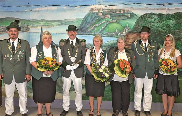 (v.l.n.r.) 1. Vorsitzender Thomas Reck, Peter Bahl (3.v.l.) mit seiner Königin Elke, Damenkönigin Renate Reuter, Damenkaiserin Uschi Weimer, Kaiser Christian Flesser, Jungschützenkönigin Jessica Burger. J. und W. Bielski