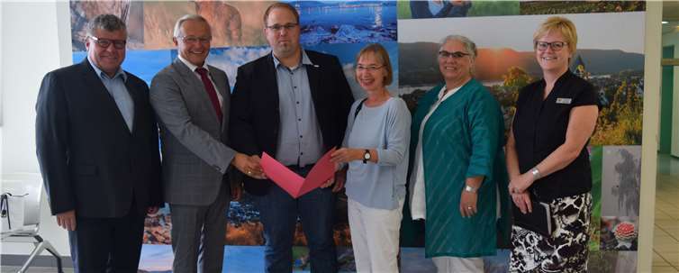 (v.l.n.r.) 1.Kreisbeigeordneter Michael Mahlert, Landrat Achim Hallerbach, Mario Klein, Verwaltungsleiter des St. Josefshaus Hausen für die Franziskaner Brüder vom Heiligen Kreuz, Diakoniepfarrerin Renate Schäning, Geschäftsführerin Diakonisches Werk im Ev. Kirchenkreis Wied, Angela Keul-Göbel, Geschäftsführerin Evangelische Sozialstation Straßenhaus, Sozialamtsleiterin Agnes UlrichKreisverwaltung