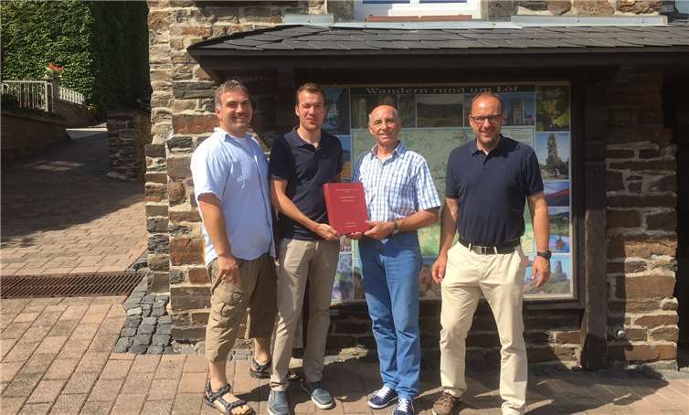 (v.l.n.r): 2. Beigeordneter Christian Weber, Co-Autor Lukas Brachtendorf,Ortsbürgermeister Rudi Zenz, 1. Beigeordneter Johannes Liesenfeld. Foto: Gemeinde Löf