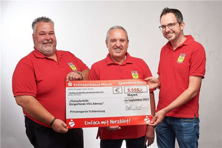 v.l.n.r.: 2. Vorsitzender Kai Engels, Vorsitzender Wolfgang Schmitz, Kassierer Michael Gries. Fotos: Prinzengarde-Corps Ochtendung