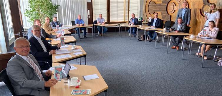 v.l.n.r.: Achim Hallerbach (Landrat), Martin Neudecker (IHK-Regionalgeschäftsführer), Michael Braun (Kreishandwerkerschaft Rhein-Westerwald), Kristina Kutting (IHK-Regionalberaterin), Holger Trende (Stadtverwaltung Neuwied), Manfred Plag (Jobcenter Neuwied), Michael Kretzer (Jobcenter Neuwied), Ulrich Debus (Agentur für Arbeit Neuwied), Harald Schmillen (Wirtschaftsförderung im Landkreis Neuwied), Christian zur Hausen (IHK-Vizepräsident), Helmut Neitzert (Agentur für Arbeit Neuwied), Denise Zeuke (Agentur für Arbeit) und Marion Blettenberg (Wirtschaftsforum Neuwied)