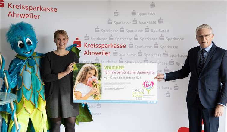 vlnr. Ahrvin, Steffi Bicvic und Dieter Zimmermann, Vorsitzender der Kreissparkasse Ahrweiler.