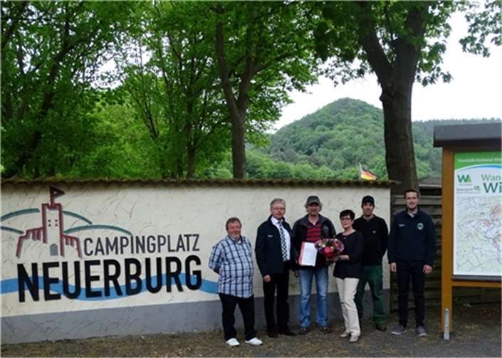 (v.l.n.r.) Alfred Dyrschka (Platzwart), Werner Grüber, Kurt Hardt, Pia Michels (Rezeption), Stephan Schützeichel (Außenanlagen), Florian Fark.Touristik-Verband Wiedtal e.V.