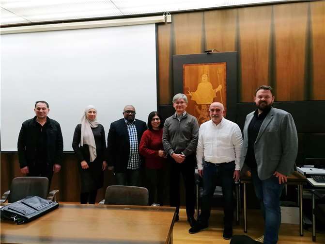 (v.l.n.r.): Ali Edries, Kaddour El-Houaria, Benedikt Aimionowane, Beigeordnete Zeynep Begen, Eduard Merker (Caritas), Hüseyin Ocar (AWO) und Bürgermeister Christoph Mohr.  Foto: Stadt Bendorf