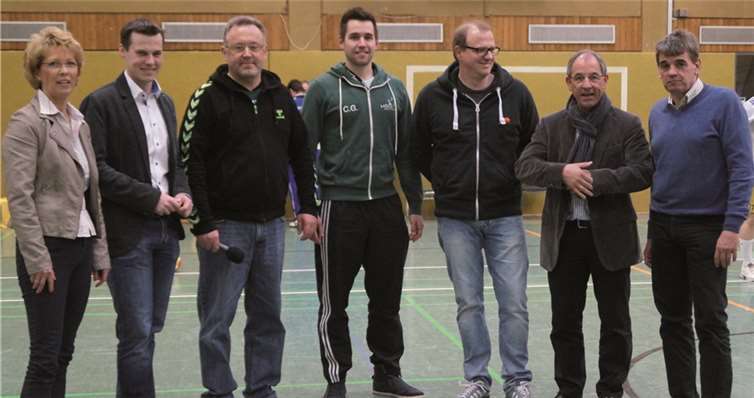 (v.l.n.r.) Andrea Ribbe (Assistenz Abteilungsleitung), Stephan Moos (Kreissparkasse Köln, Regionaldirektor Rheinbach), Thomas Schloßbauer (Abteilungsleitung Handball), Christopher Grommes (Spieler 1. Herrenmannschaft), Stefan Hoven (Förderkreis Rheinbacher Handball e.V.), Ludwig Radermacher (Kreissparkasse Köln, Regionaldirektor Vorgebirge/Eifel), Ferdinand Pfahl (Bestattungsunternehmer, Rheinbach). privat