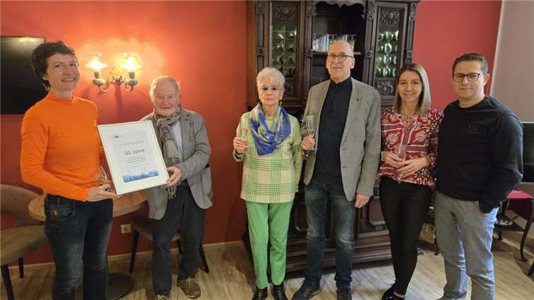 50 Jahre Aparthotel am Kurpark v.l.n.r. Andrea Stenz (IHK), Dieter und Edeltrud Küpper, Günther Uhl (DEHOGA), Anika und Patrick Küpper. Foto:IHK