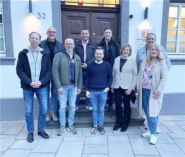 v.l.n.r.: Andreas Köpping, Olaf Wulf, Jürgen Walbröl, Emil Krezic, Pfarrer Marquardsen, Niclas Schell, Andrea Georgi, Ingo Wessels, Herta Stiren (alle Mitglieder des CDU-Stadtverbandsvorstandes).  Foto: CDU Remagen