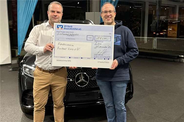 v.l.n.r.: Andreas Schüller (Leiter Kundendienst RKG Linz), Jürgen Ziegler (Vorsitzender Förderverein Freibad Linz e.V.).Foto: Jürgen Ziegler