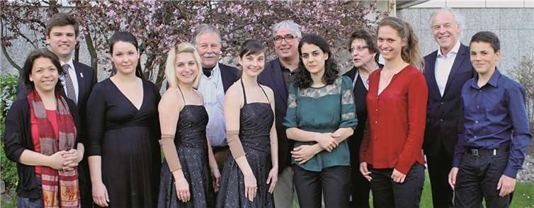 (v.l.n.r.) Angela Waltner (Gitarrenbauerin), Dr. Richard Koch-Sembdner (Präsident d. Koblenz International Guitar Society e.V., KIGS), Sabrina Vlaskalic, Theresia Weimer, Günter Forsteneichner (KIGS), Katharina Weimer, Georg Schmitz (KIGS), Bahar Türker, Prof. Ingeborg Henzler (KIGS), Nastja Müller, Herbert Laubach (Geschäftsführer Lotto Rheinland-Pfalz), Nikita Müller. privat