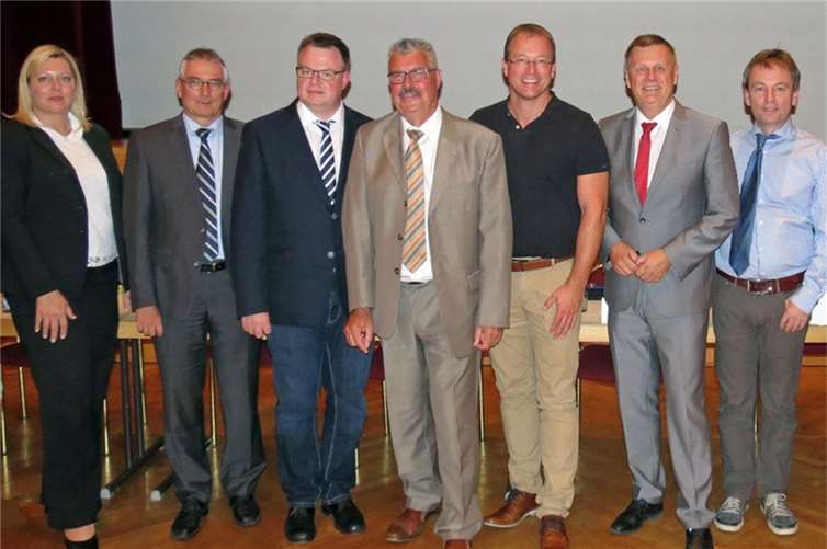 v.l.n.r.: Anja Hillmann-Stadtfeld, Joachim Gerke (beide SGD Nord), Ansgar Wehinger (LGB), Hans-Peter Ammel, Stadtbürgermeister von Mendig, Jörg Lempertz, Bürgermeister der Verbandsgemeinde Mendig, SGD Nord Präsident Dr. Ulrich Kleemann, Dr. Michael Rogall (LGB). Foto: © SGD Nord