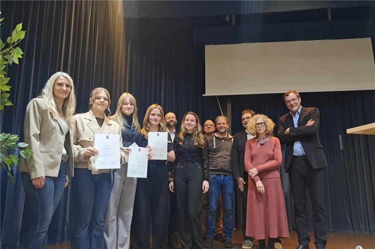 (v.l.n.r.) Annette Gies, Preisträgerinnen, darunter Lara Hansen (MSS 11), Christian Rusch, Julia Boes, Thomas Schuster, Christoph Merklein, Johannes Hilgart, Christiane Lang, Georg Ehrmann
