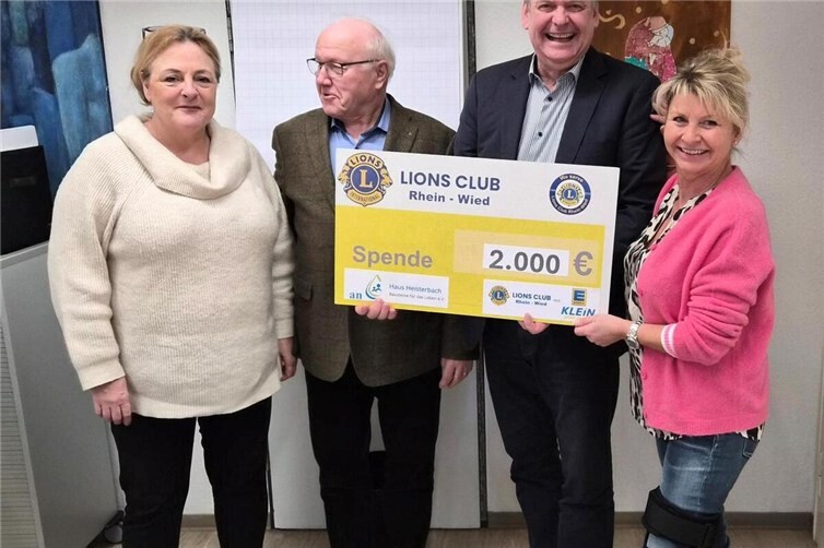 v.l.n.r. Antje Stascheid und Hellmuth Buhr vom Lions Club RW, Jochen Beukers vom Haus Heisterbach und Nicole Klein von EDEKA Klein