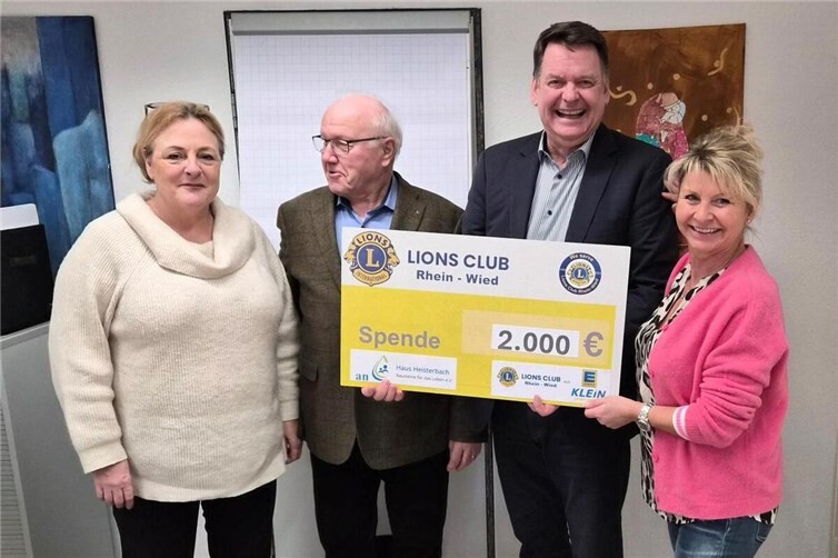 v.l.n.r. Antje Stascheid und Hellmuth Buhr vom Lions Club RW, Jochen Beukers vom Haus Heisterbach und Nicole Klein von EDEKA Klein