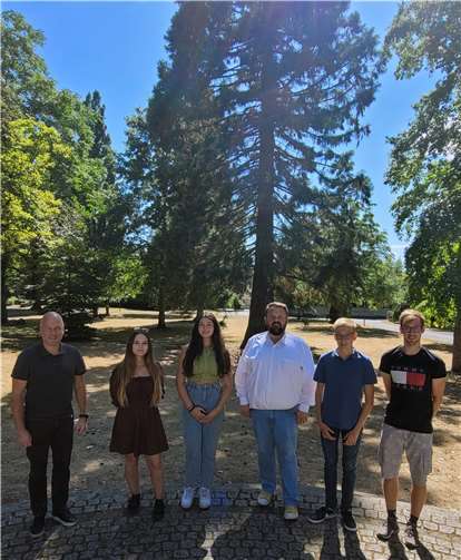 (v.l.n.r.): Ausbildungsleiter Uli Kalb, Amira Benzouina, Dilara Yalcinkaya, Bürgermeister Christoph Mohr, Jacob Funk und Kevin Schneider.  Foto: Stadt Bendorf