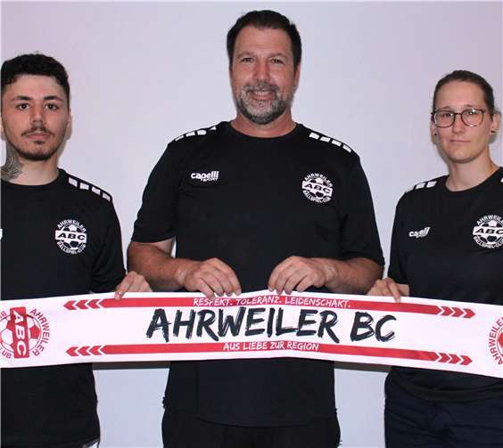 (v.l.n.r.): Ayberk Mamo (Assistenztrainer), Gerd Treffer (Jugendleiter); Denise Blumenroth (Cheftrainerin). Foto: Martin Brand