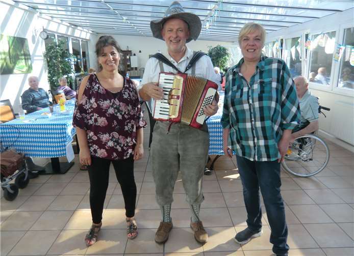 (v.l.n.r) Aysel Ergüzel, Willibald Görg und Anja Urbisch hatten große Freude daran, das Oktoberfest in diesem Jahr zu veranstalten. Foto: privat