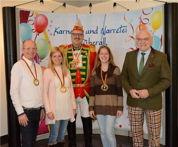 (v.l.n.r.): BLICK aktuell - Geschäftsführer Hermann Krupp, Susanne Tack, Hermann Wagner, Corinna Krupp und Hans Mayer freuen sich auf die intensivere Zusammenarbeit. Foto: CF