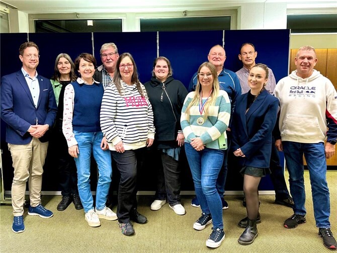 vlnr: BM Swen Christian, Katja Ackermann, Monique Lebahn, Werner Taller (Berkumer Dorfmusikanten), Jutta Meurer-Oel (KG Grün-Gold Gimmersdorf), Janina Höhne (KG Rot-Weiß Villip), Denise Wühle (Eazebär Pech), Peter Hammelmann (KG Grün-Gelb Fritzdorf), Robert Wiesel (KG Rot-Gold Niederbachem), Leonie Sonntag (Prinzengarde Villip) sowie Jürgen Kastenholz (KG Hetzbröde Adendorf). Foto: Gemeinde Wachtberg