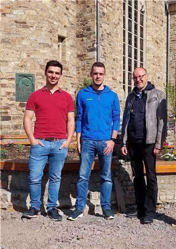 v.l.n.r.: Bastian Brand, Tim Wendel, Pfarrer Bach.  Foto: Günter Schwarz