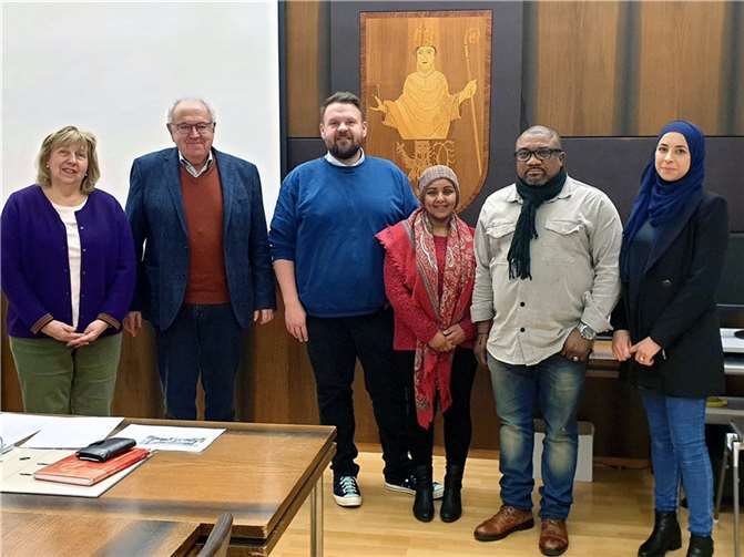 (v.l.n.r.): Beigeordnete Loni Wellert, Erster Beigeordneter Bernhard Wiemer, Bürgermeister Christoph Mohr, Beiratsmitglieder Muzne Muhammed Omar, Benedikt Aimionowane und Kaddour El-Houaria.  Foto: Stadt Bendorf