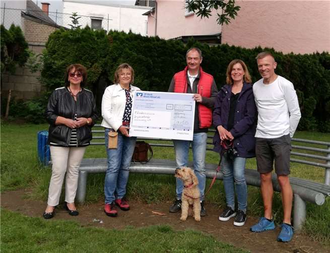 v.l.n.r.: Beisitzerin Rita Hirsch, Vorsitzende Renate Hollmann, Ralf und Sabine Stockschläger von Jasto, Jugendpfleger Thomas Geisen.  Foto: privat