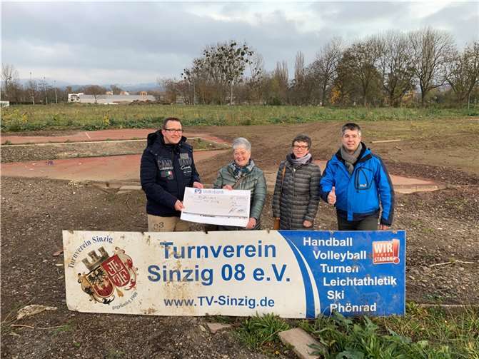 v.l.n.r.: Benjamin Christen (2. Vorsitzender TV Linz), Waltraut Thormann (Vorsitzende TV Sinzig), Barbara Weber (Kassiererin TV Linz), Dennis Swirsky (1.Vorsitzender TV Linz). Foto: privat