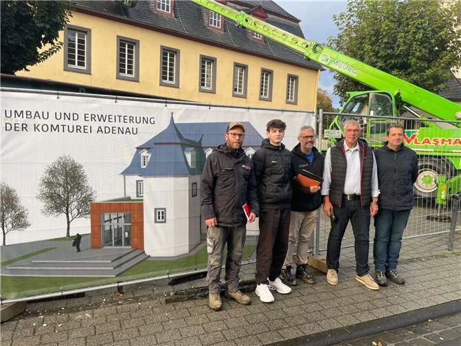 Ein Schritt in die Zukunft für Adenau v.l.n.r. Benny Feilzer (Poll Gebäudetechnik), Phillipp Claesgens (VG Adenau), Architekt Michael Unger, Stadtbürgermeister Frank Wisniewski, Johannes Thiesen (VG Adenau). Foto: Stadt Adenau/Verena Krämer):