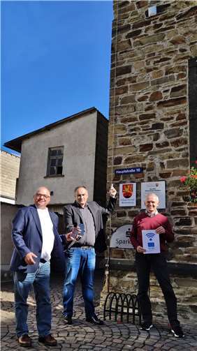 v.l.n.r.: Bereichsleiter Christof Furch und Dragiša Djordjevic von KEVAG Telekom GmbH mit Ortsbürgermeister Jochen Währ vor dem Gemeindehaus. Foto: OG Weitersburg