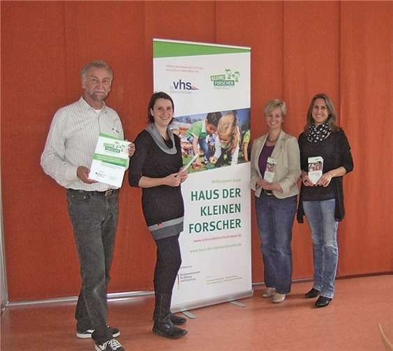 (v.l.n.r.) Bernd Kohnen (KVHS Altenkirchen), Nicole Thräner (Haus der kleinen Forscher), Katja Letschert (KVHS Neuwied e.V.) und Tina Schradi (KVHS Westerwald) bei der Infoveranstaltung. privat