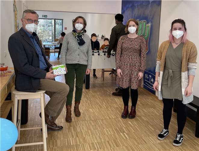 v.l.n.r.: Bernd Schemmer (Beigeordneter der VG Vallendar), Karin Küsel (Ortsbürgermeisterin Urbar), Lea Becker (Jugendpflegerin), Lisa Schmidt (Jugendpflegerin).  Foto: Offene Jugendarbeit