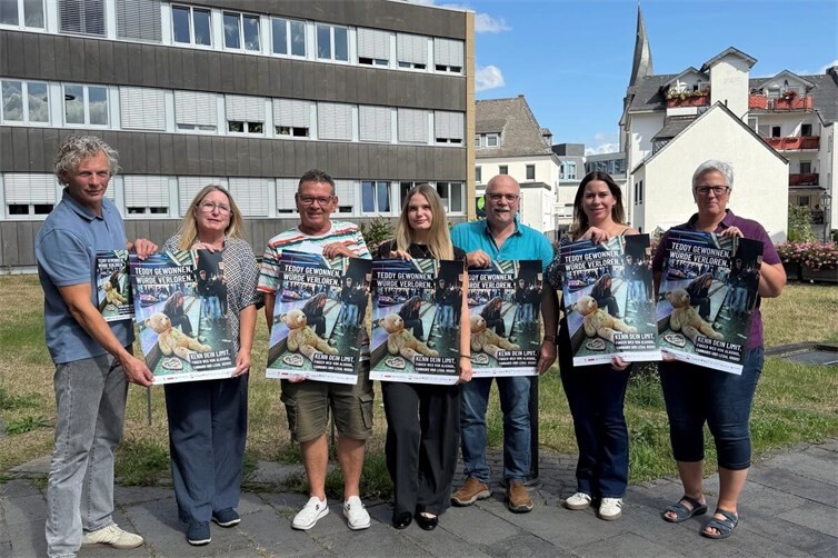 v.l.n.r.: Bernhard Gödert von der Caritas Mayen, Jutta Kruft vom Wochenspiegel, Dirk Schmitz von der Lebenshilfe Mayen, Hanna Mallmann vom Ordnungsamt, Thomas Mintenig vom Jugendamt, Marktmeisterin Yvonne Ditzler  und Alexandra Bauer Didaktische Koordinatorin der Realschule Plus in Mayen