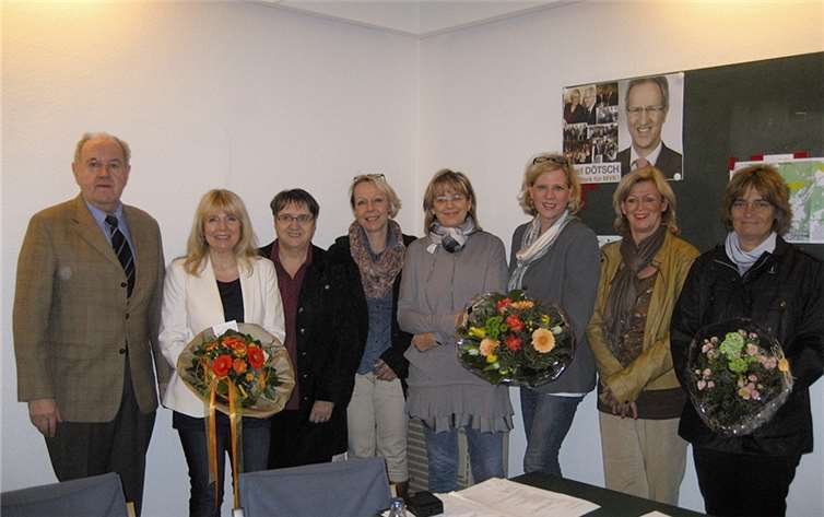 v.l.n.r.: Bernhard Wiemer, Gabriele Zils, Irmgard Kicherer, Ann Schneider, Gabriele Lukei, Betty Enchelmaier-Tietz, Susanne Warow, Dr. Ute Stuhlträger-Fatehepour. privat
