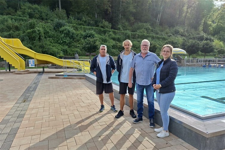(v.l.n.r.): Betriebsleiter Christian Frank, Rettungsschwimmer Damian Hümrich, Erster Beigeordneter Peter Schneider und Fachgebietsleiterin Nicole Miller sind sehr zufrieden mit der Badesaison. 