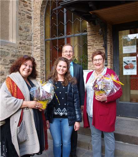 (v.l.n.r.): Bettina Kiefernagel, VHS-Geschäftsführerin Sophie Kessel, Bürgermeister Andreas Geron und Beatrix Freund.