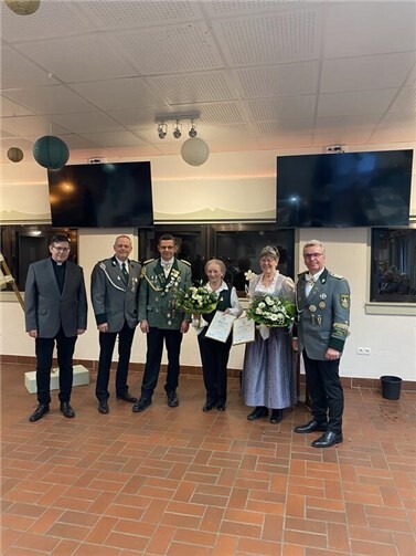 vl.n.r. Bezirkspräses Pastor Marko Hartmann, 2. Brudermeister Markus Dötsch, Bezirksbundesmeister Klaus Wittlich, Klara Täuber, Annelie Weber und 1. Brudermeister Thomas Over.  Foto: Hans Peter Humberg