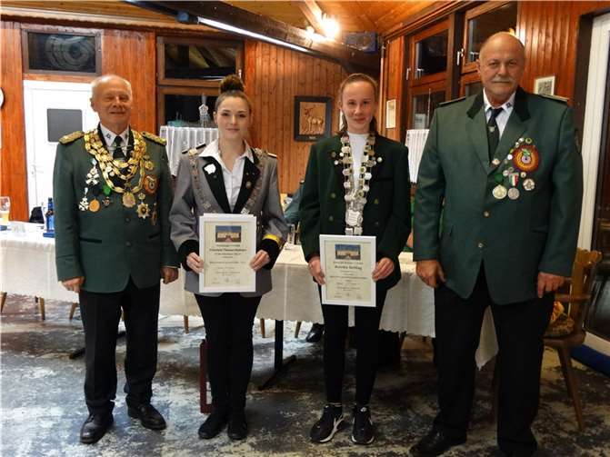 v.l.n.r.: Bezirksvorsitzender Wolfgang Hartwig mit Bezirkskönigin Chantale Theisen-Katluhn, Bezirksjugendkönigin Annika Schlag und Bezirkssportleiter Klaus Ries.