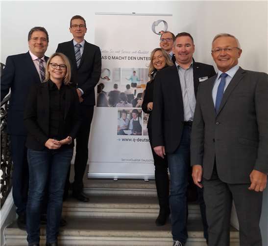 (v.l.n.r.) Birgit Becker (Referentin „better in business“), Jörg Hohenadl (Wirtschaftsförderung Kreis Neuwied), Professor Dr. Bert Leyendecker (Referent, Hochschule Koblenz), Niklas Bolenz, (Projektmanager ServiceQualität Deutschland, RLP), Anja Hoffmann (Wirtschaftsförderung Kreis Neuwied), Christian Dübner (Referent Tourismus IHK Koblenz) und Landrat Achim Hallerbach über 60 Gastgeber, Touristiker und touristische Dienstleister.Foto: Kreisverwaltung