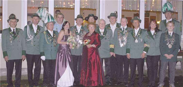 v.l.n.r. Brudermeister: Werner Neubauer, Hauptmann: Willi Euskirchen, Königsoffizier: Johannes Knott, Bürgerkönig: Thorsten Hennes, Königspaar: Christa und Sascha Dotten, Schützenliesel: Therese Esseling, Vizekönigspaar: Edeltraud und Günter Buckesfeld, Hermann Esseling, Jungschützenprinz: Jonas Fuhs, König der Könige: Manfred Lütz, Ruth Lütz, Königsoffizier: Werner Fabritius, Schülerprinz: Julius Mießeler. Privat