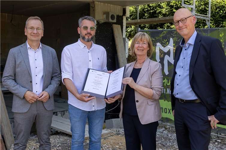 (v.l.n.r.) Bürgermeister Andreas Geron, Mehmet Akdas (Bauherr), Finanz- und Bauministerin Doris Ahnen, Folker Gratz. Foto: ISB / Folker Gratz