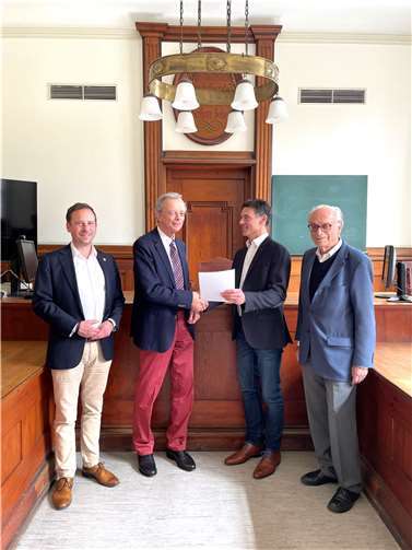 (v.l.n.r.: Bürgermeister Björn Ingendahl, Claus Peter Hoffmann, Direktor Thomas Helde, Dr. Dieter Stammler).  Foto: privat