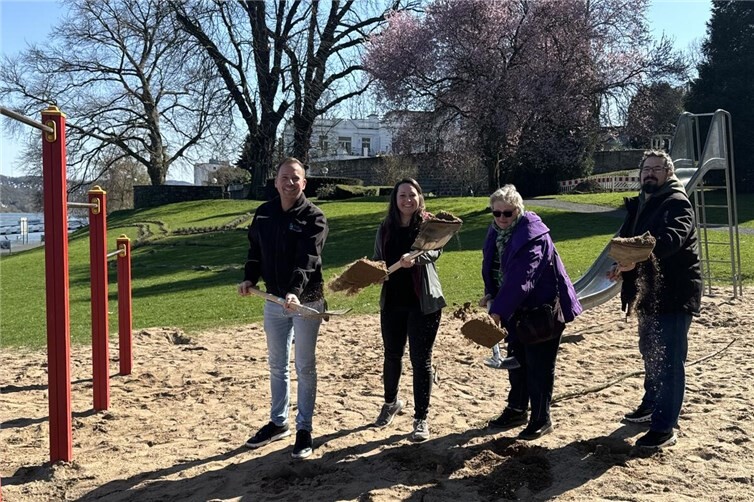 v.l.n.r.: Bürgermeister Björn Ingendahl, Isabell Piela, Ingrid Rietmann (beide Ingenieurbüro lands-cap[ing]), Heiko Lichtenhagen (Bauamt)