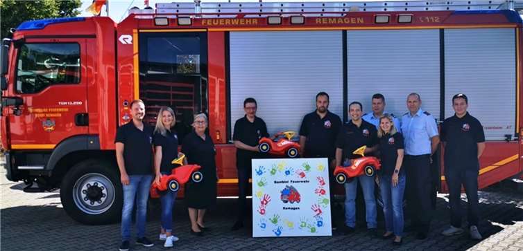 (v.l.n.r.) Bürgermeister Björn Ingendahl, Sabrina Scheil, Renate Döring, Uwe Heiden (Vorsitzender Förderverein), Marc Lüdenbach, Alexander Lembke, Ingo Wolf (Wehrleiter), Desiree Lembke, Dirk Henkel (Einheitsführer Remagen), Kevin Rollheiser.  Foto: privat